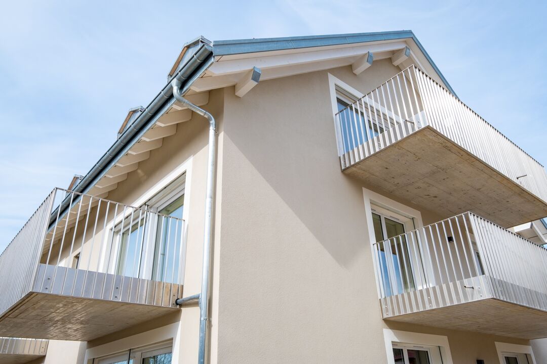Construction d'un petit immeuble au style villageois avec 6 appartements : l'extérieur.