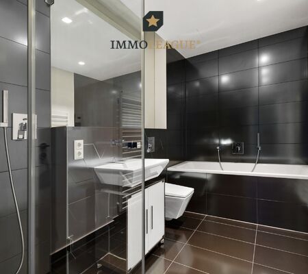 Auch das zweite Bad begeistert mit limitierten Libeskind-Fliesen, klarer Gestaltung, mit Dusche und Badeanne.