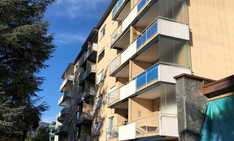 MINUSIO,
Vendiamo appartamento di 4 locali con piscina coperta