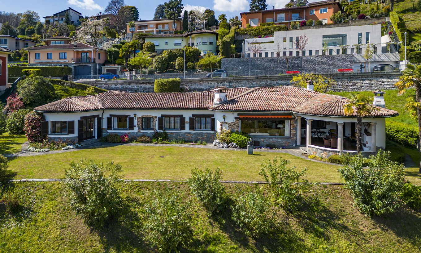 Elegante mediterrane Villa mit Panoramablick & Pool in Lugano