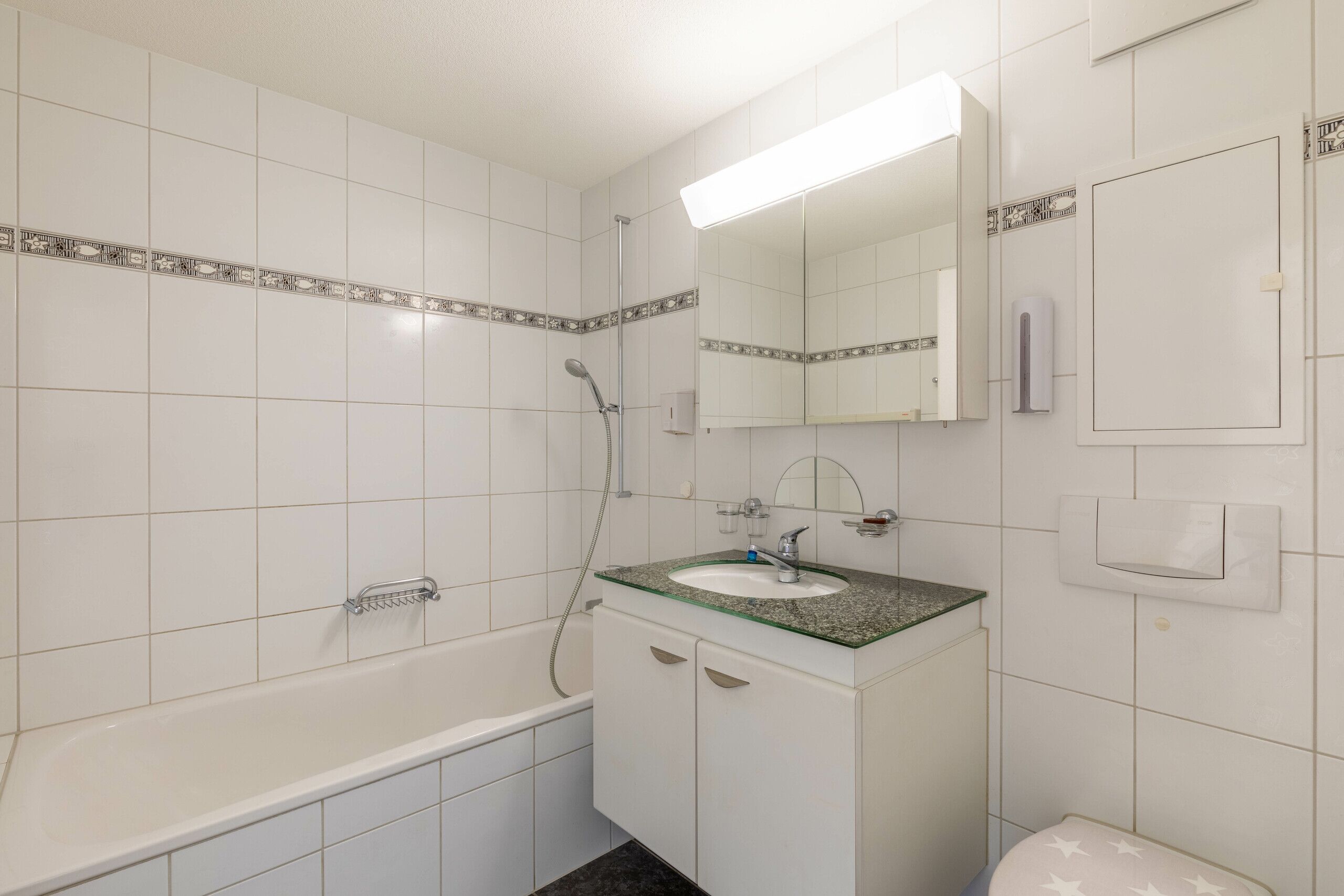 Nasszelle mit Badewanne, Lavabo und WC
