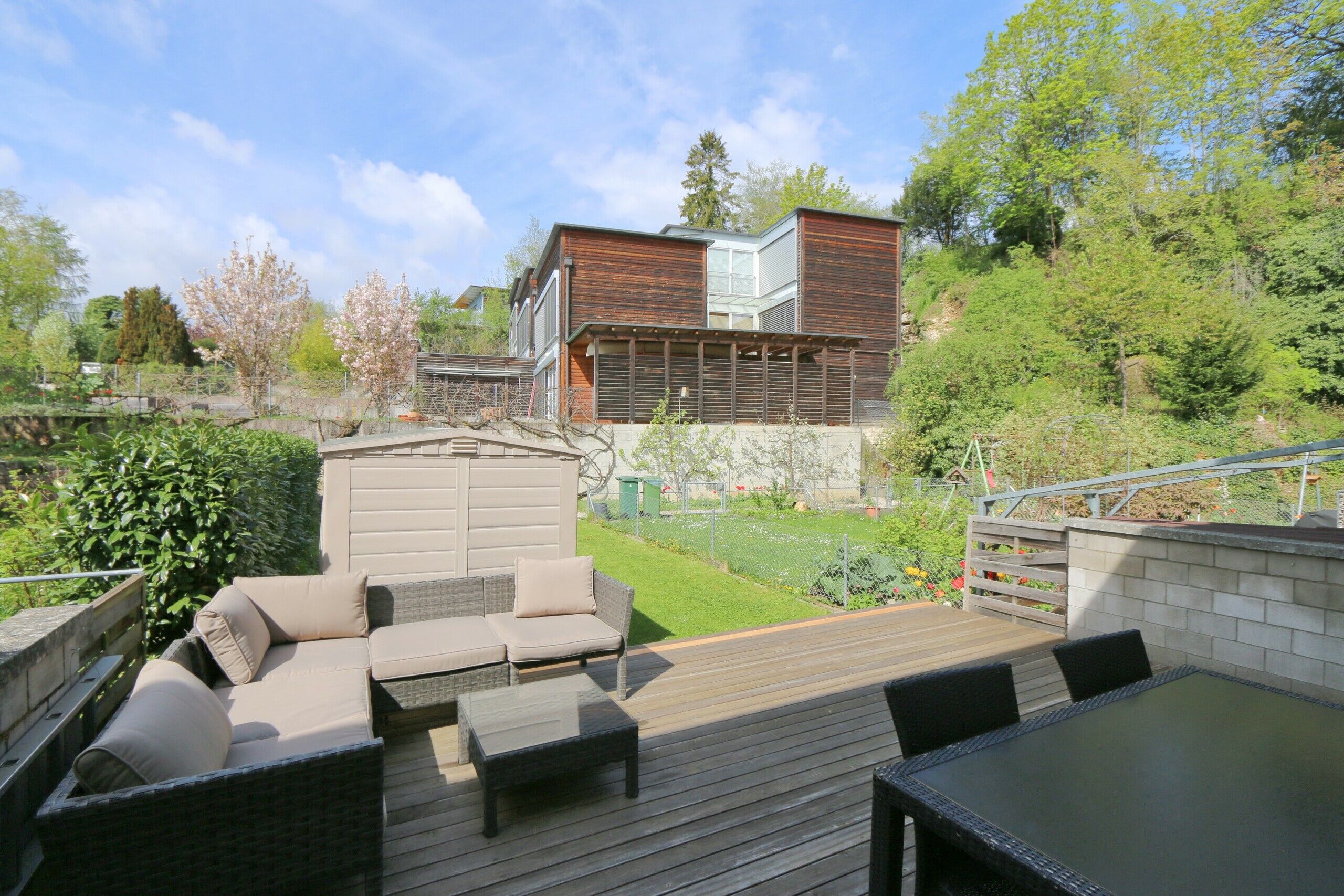 weitläufig und ideal besonnt zeigt sich die herrliche Terrasse
