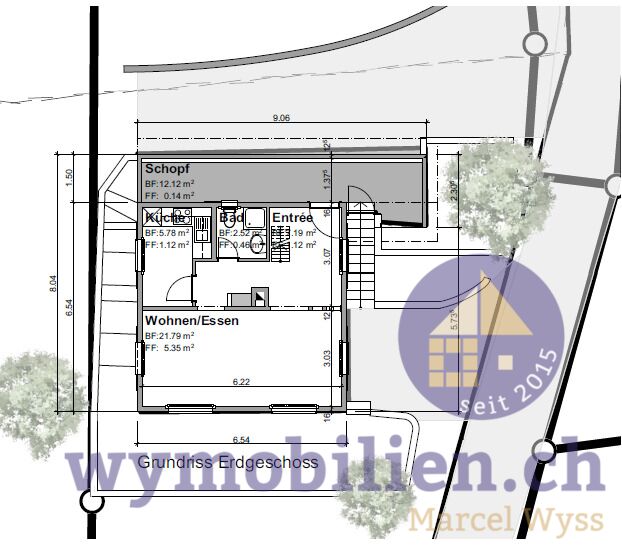 Erdgeschoss mit Wohnzimmer, Küche, Bad, Schopf und Loggia
