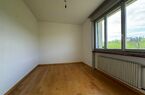 Spacieux appartement 4½ pièces au rez-sup.
dans une petite maison