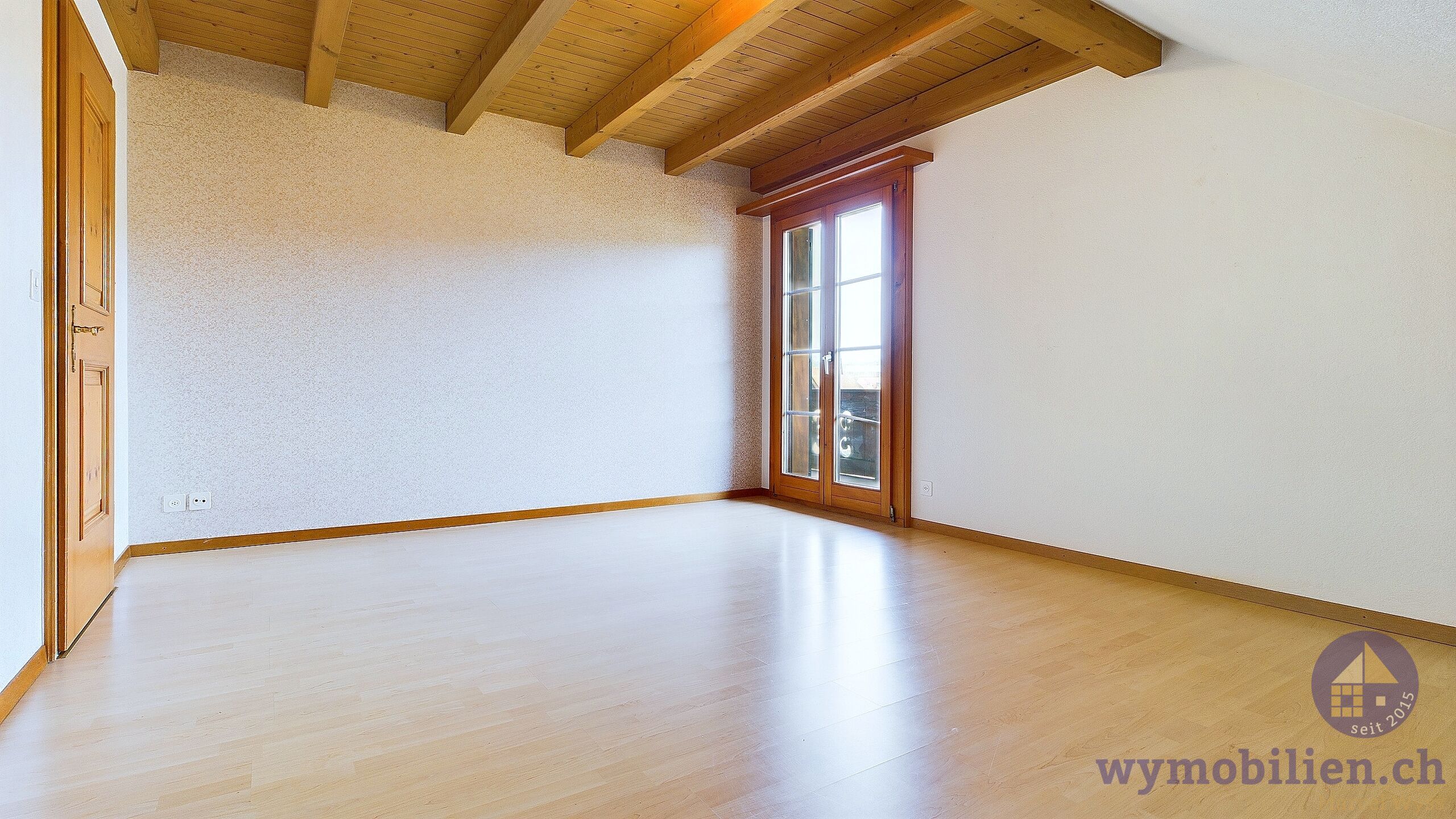 Zimmer mit Ausgang auf den Balkon 