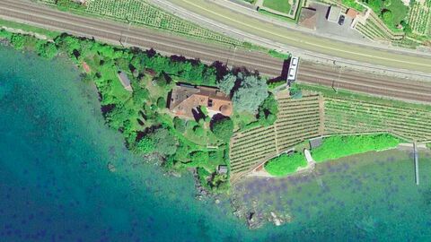 Extraordinaire propriété pied dans l'eau avec jardin et plage