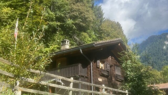 Réservé Plans-sur-Bex : chalet en coeur de madrier en très bon état Réservé Plans-sur-Bex : chalet en coeur de madrier en très bon état