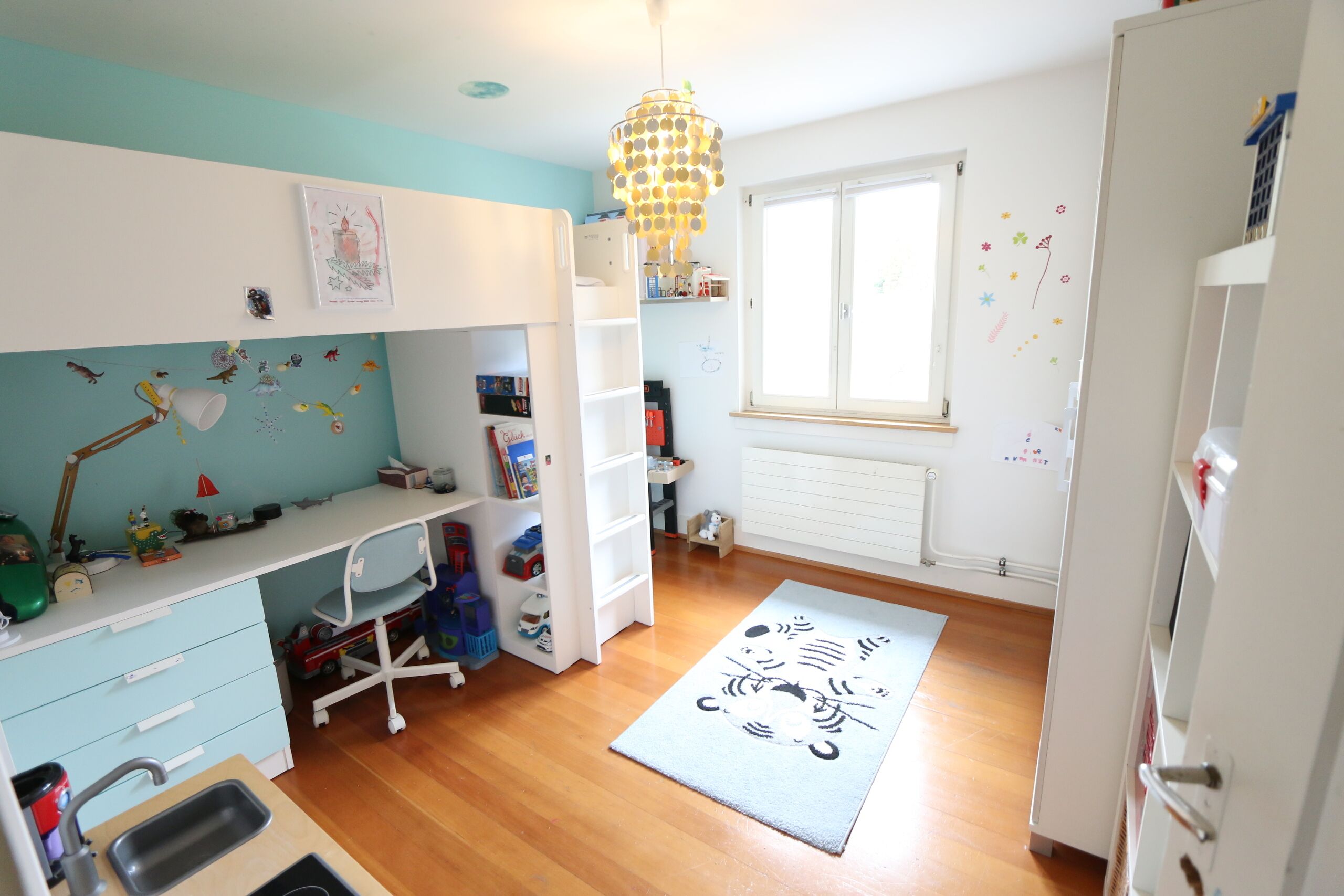 Im Obergeschoss stehen drei helle Zimmer zur Verfügung