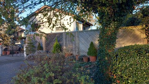 Freistehendes Haus: Garten, Biotop, Bäume und Wintergarten.