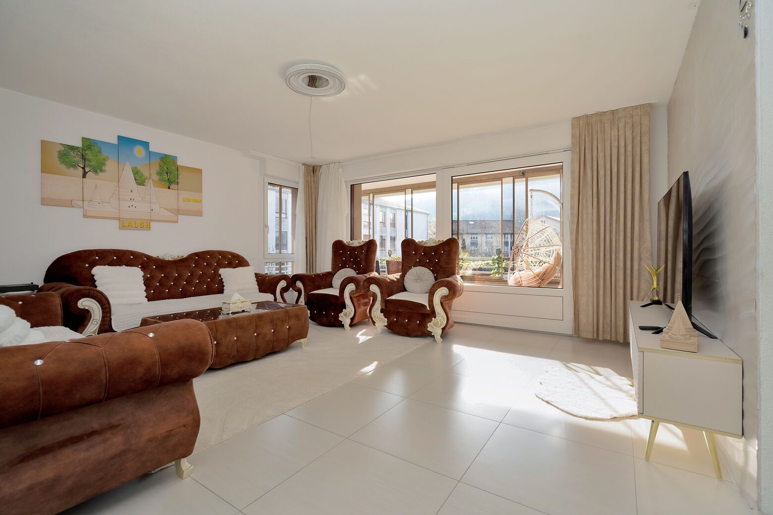 Lichtdurchflutetes Wohnzimmer mit direktem Ausgang zum Balkon