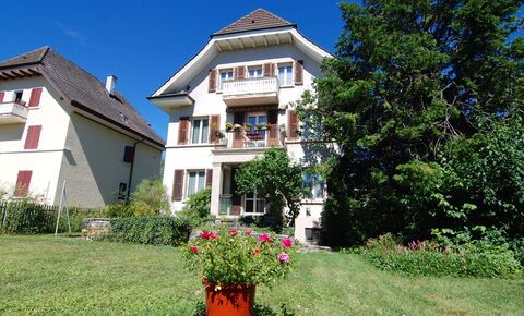 Charmantes 9-Zimmer Zweifamilienhaus mit schmuckem Garten