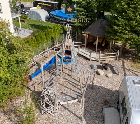 Der hauseigene Spielplatz lässt Kinderherzen höherschlagen – mit Tipi, Grillstelle und eigener Hütte zur individuellen Nutzung.
