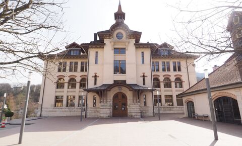 Helle und repräsentative Gewerberäume im stilvollen Gemeindehaus