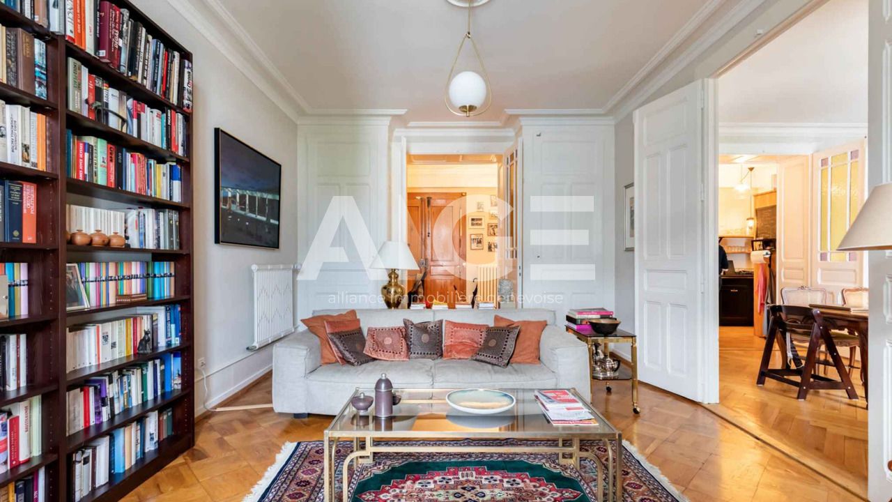 Superb charming 5 room apartment in an old building
