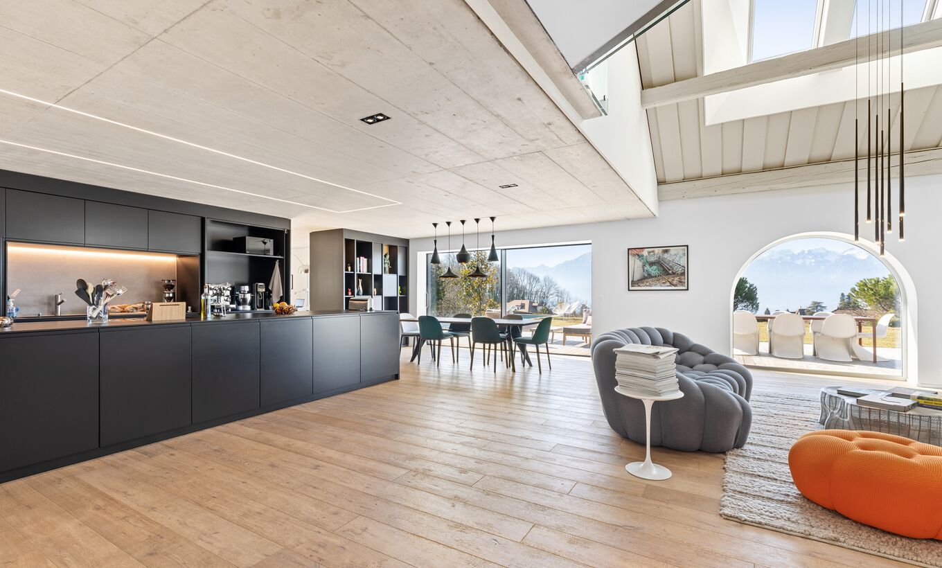 Superb architect-designed house away from nuisances