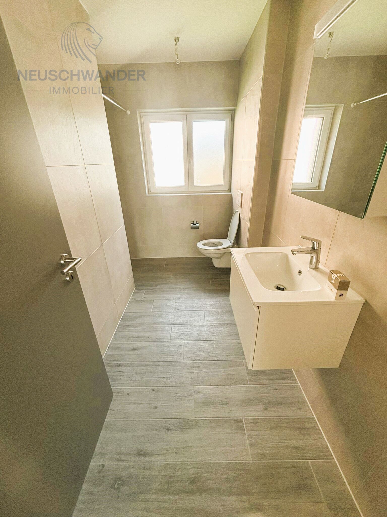 Salle d'eau avec douche et WC