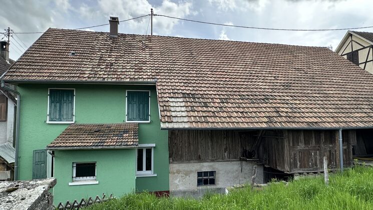 Haus mit Scheune, Stall und Weide mit einer Grundfläche von 2400m2
