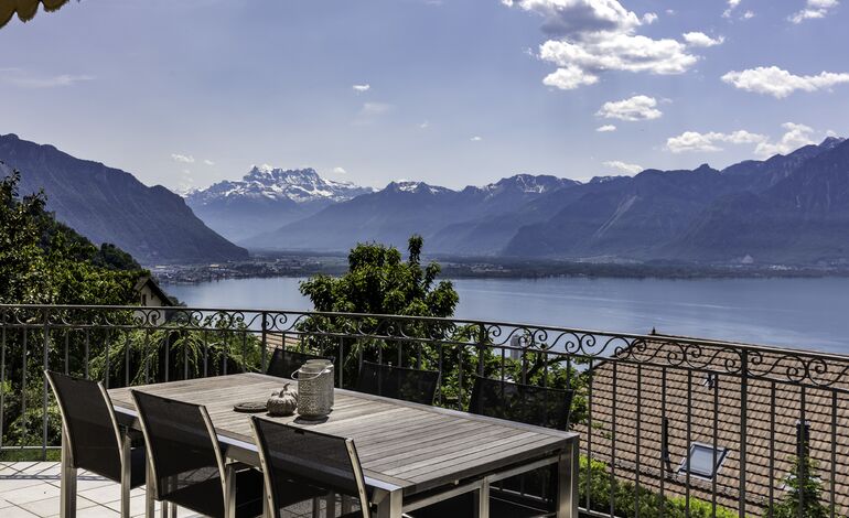 Superbe villa surplombant le lac et
offrant une vue époustouflante