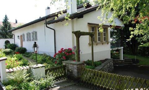 VERKAUFT
4.5 Zi.- EFH im Bungalow - Stil mit grossem Garten