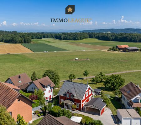 Einmalige Lage an Landwirtschaftszone mit unverbaubarer Aussicht ins Grüne und aussergewöhnlicher Privatsphäre.