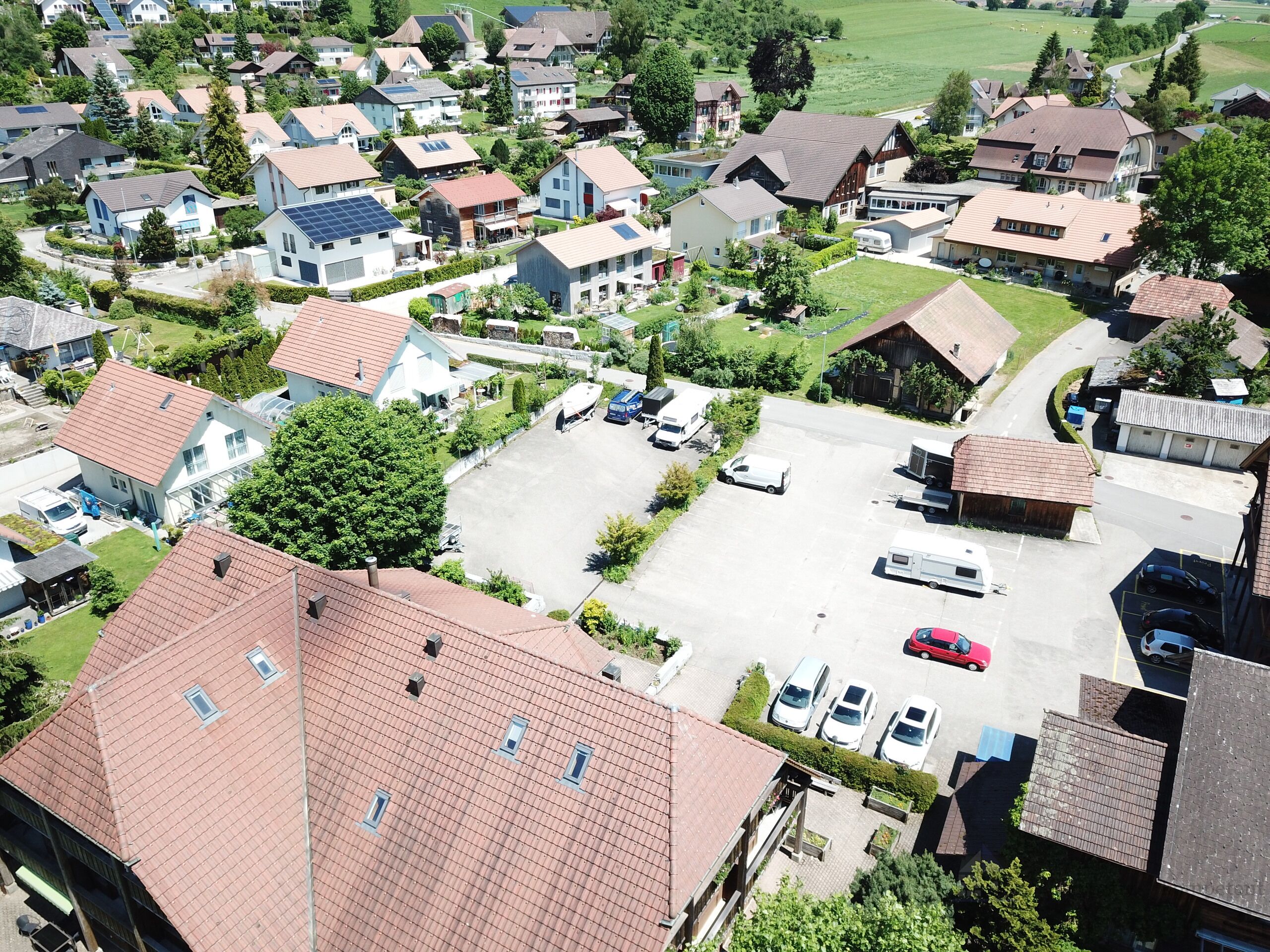 Auf diesem Parkplatz entsteht das Mehrfamilienhaus