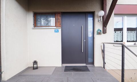 Well-tended corner house with garden and parking space