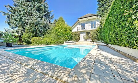 Exclusive listing: Charming home with pool, lovely quiet location