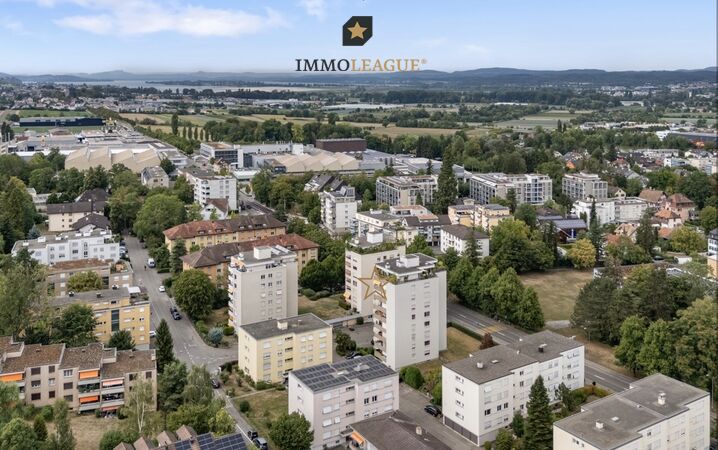 Gepflegt und zentral von aussen präsentiert.
