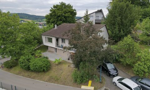 Stilvolles Wohnen: Haus mit Garage, Cheminée & grosszügigen Garten