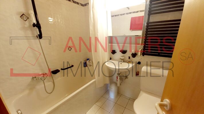 Salle de bain avec baignoire (accès chambre 2)