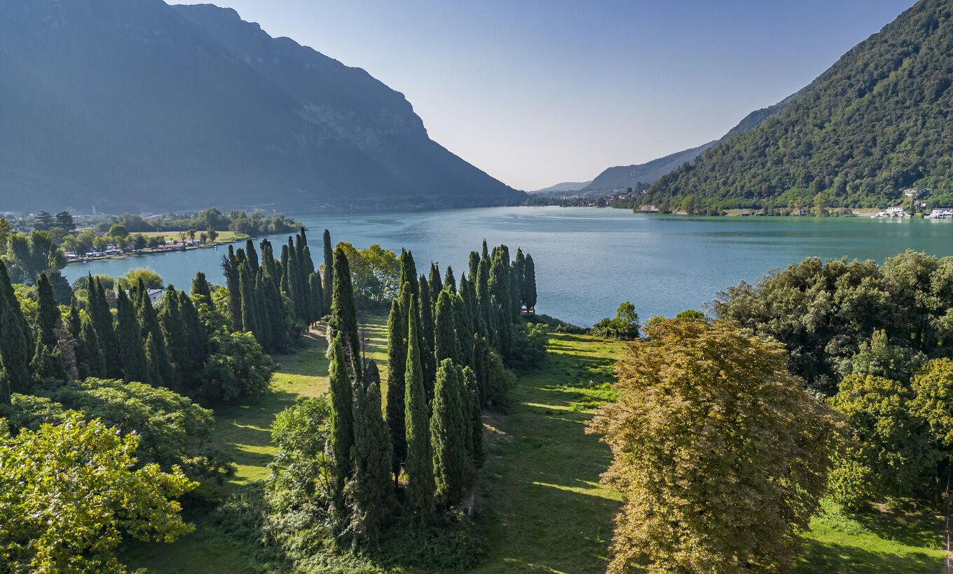 Attractive building land directly on the lake