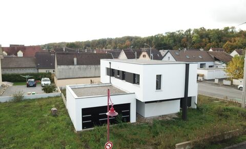 Modern detached house with double garage