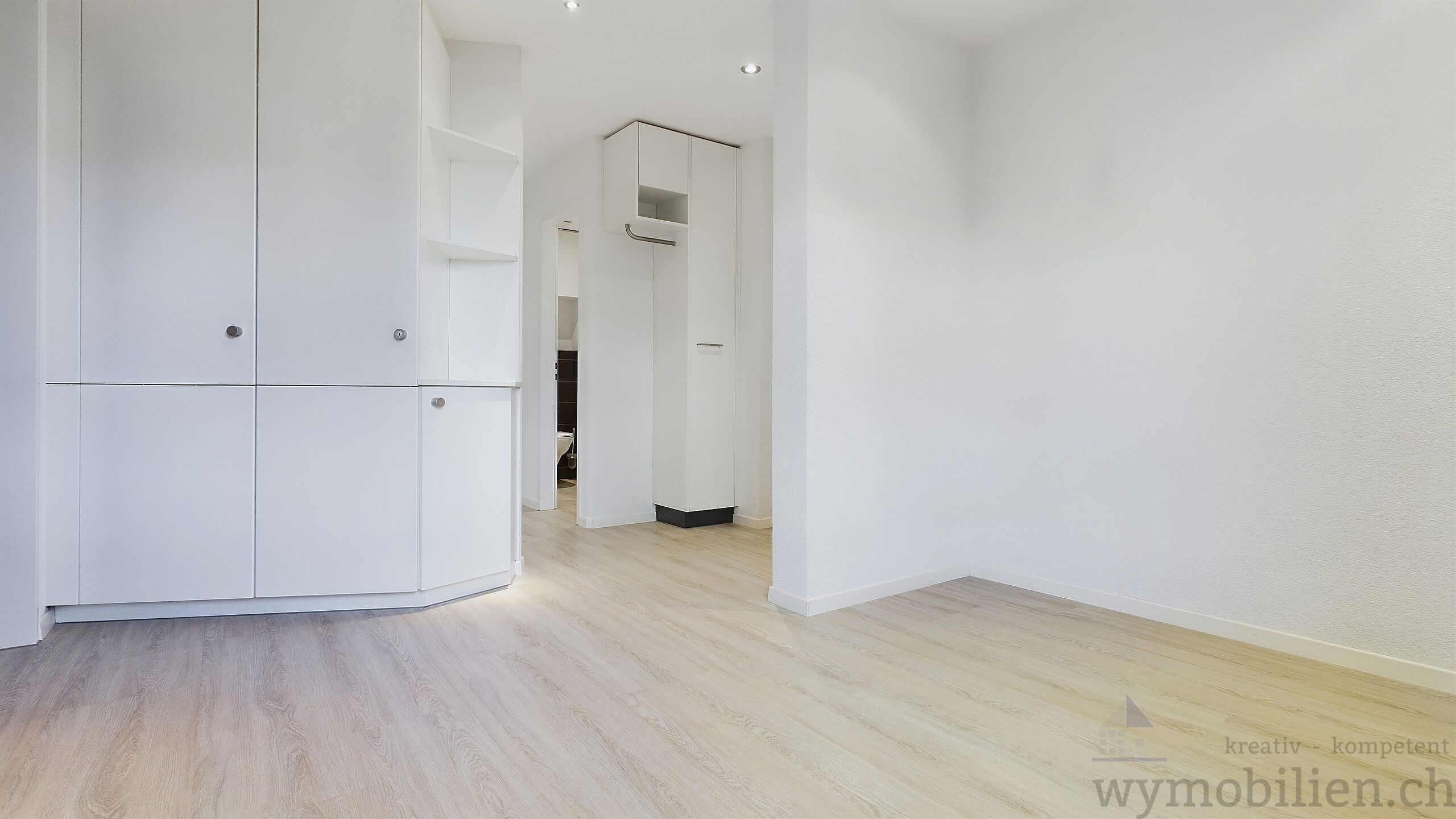 offenes Zimmer/Büro mit Einbauschränken