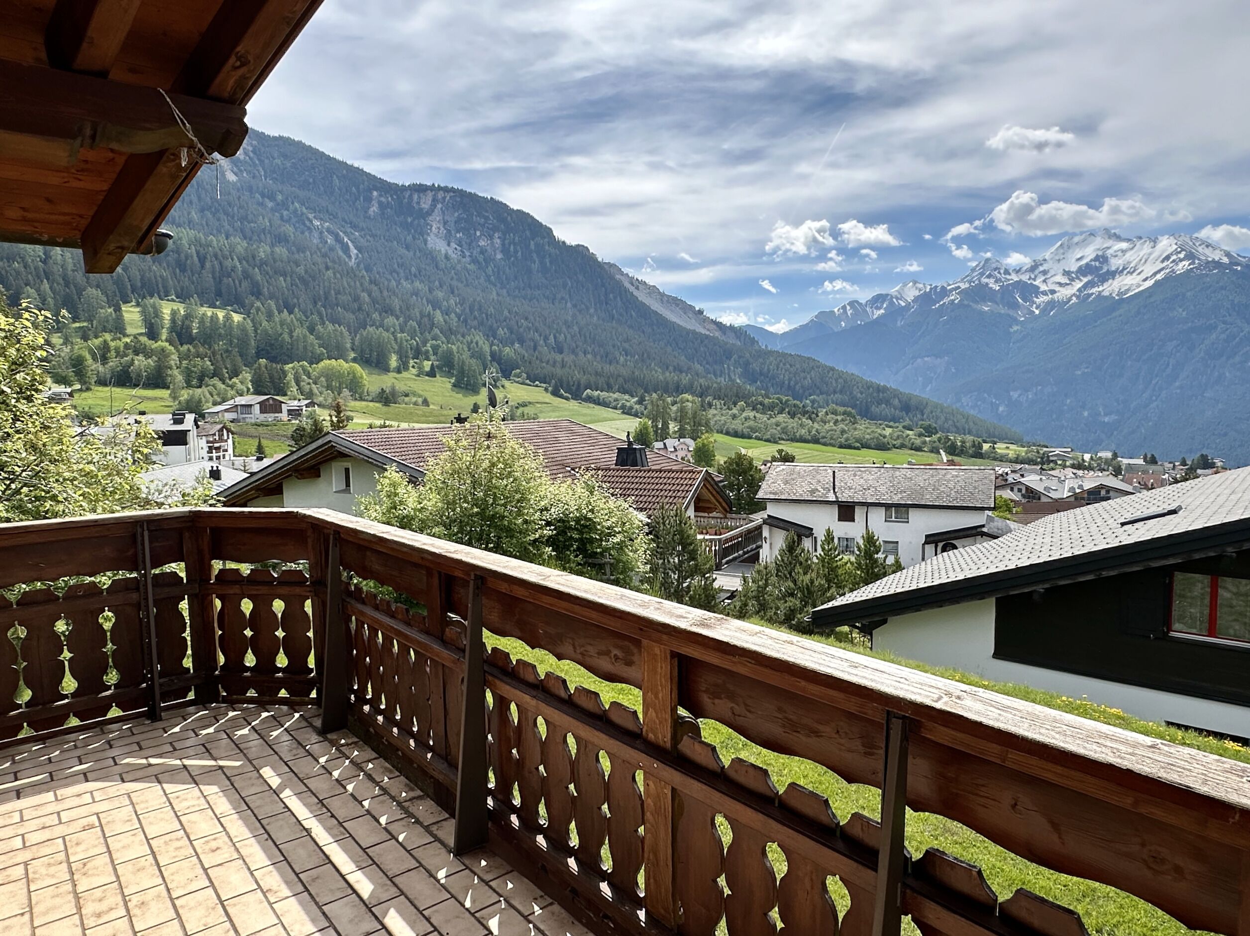 Weitsichtiger Panoramablick vom Eckbalkon