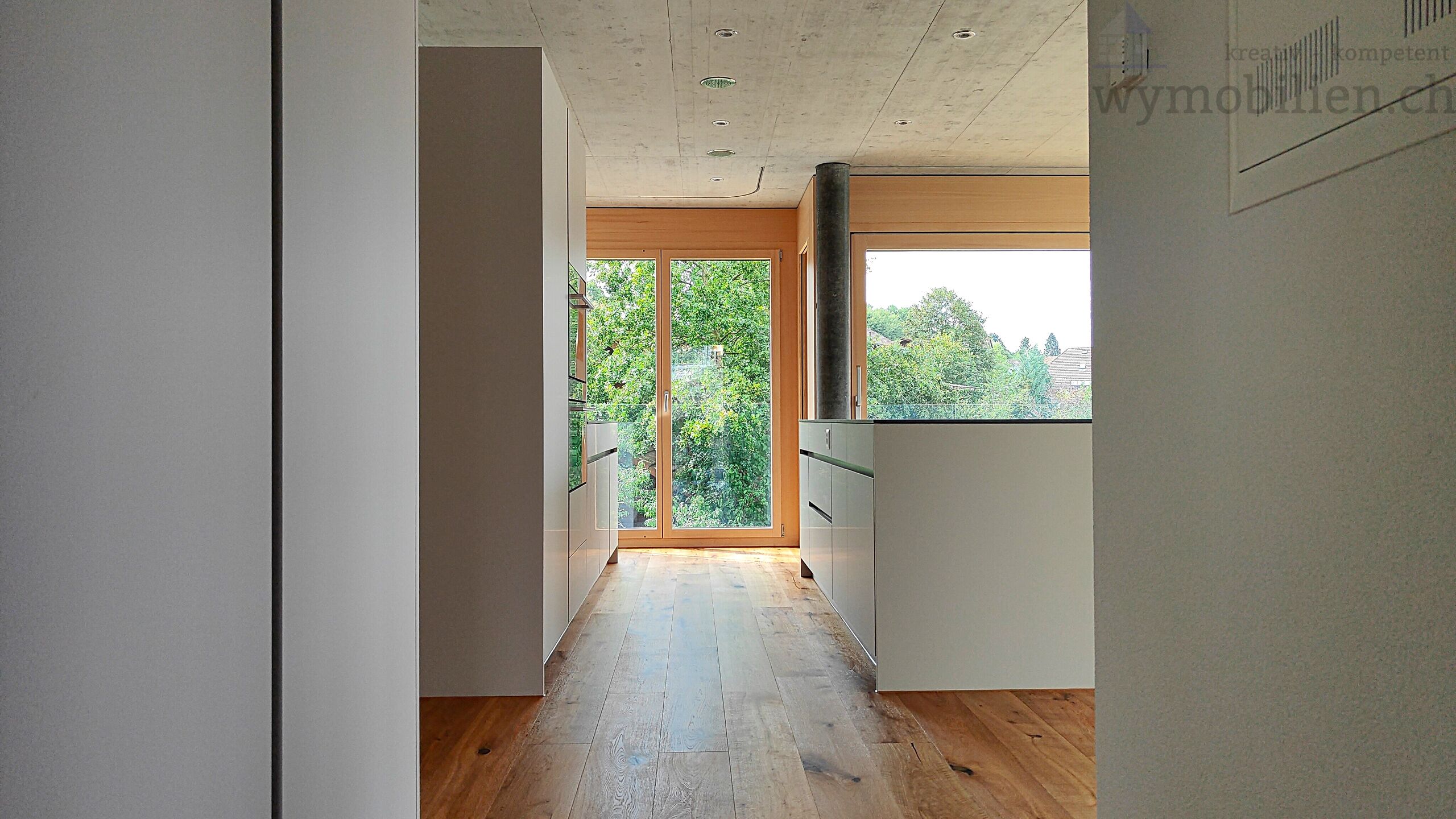 Blick vom Entrée in die Küche 