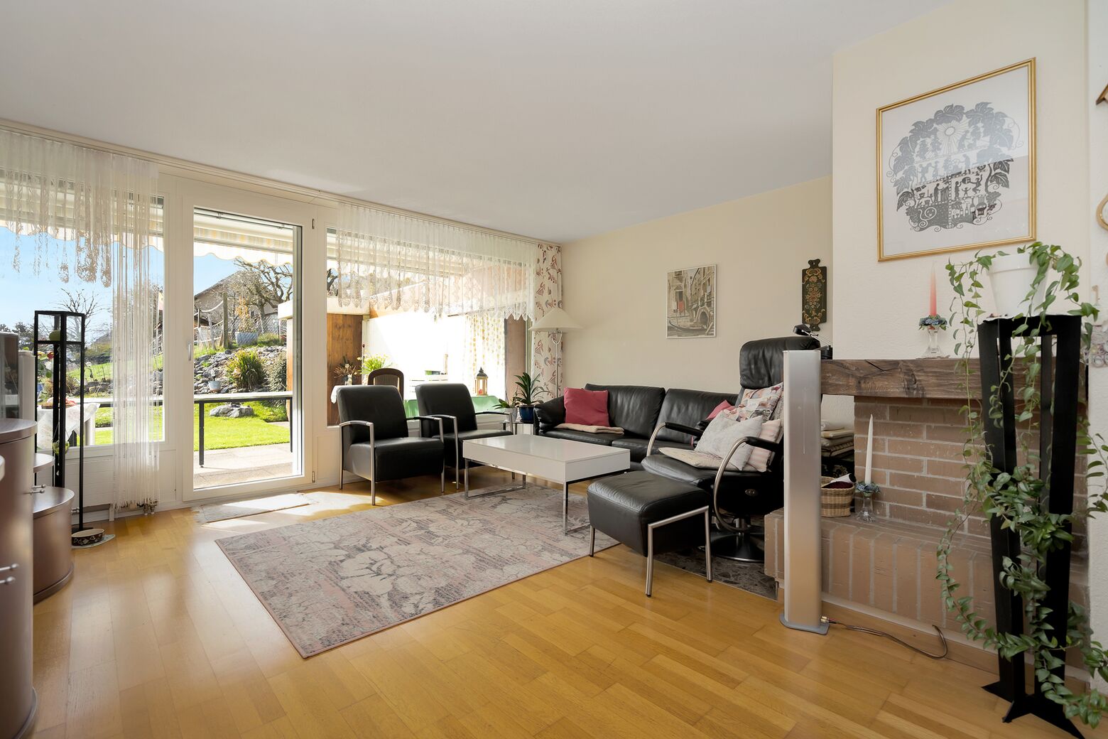 Wohnbereich mit Cheminée und direktem Ausgang zum Gartenbereich