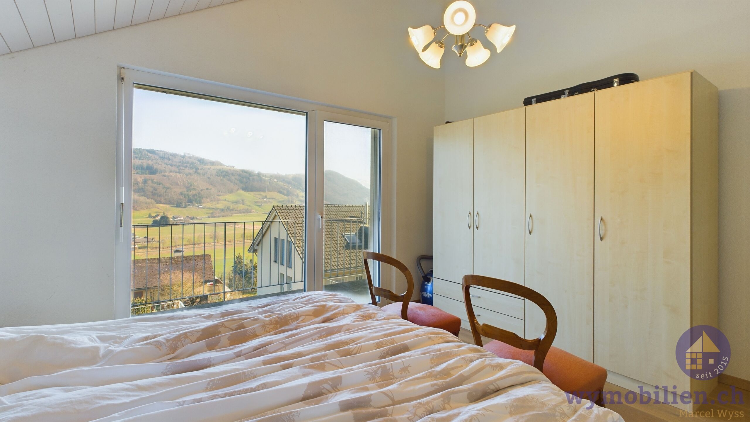 Zimmer DG mit Ausgang auf den Balkon 