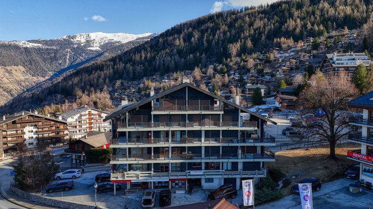 Spacious flat with renovation potential 100m from the ski lifts