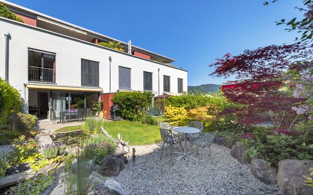 Family-Friendly Home with Beautiful Garden Oasis near the Lake