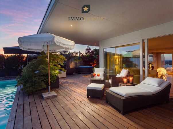 Ob Whirlpool, geschützter Sitzplatz oder offene Lounge – diese Terrasse begeistert mit aussergewöhnlicher Vielfalt.