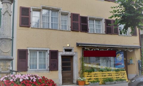 Building with 4 apartments + 1 commercial space + 1 bedroom