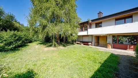 Ruhig gelegenes Einfamilienhaus mit Werkstatt im malerischen Bütschwil