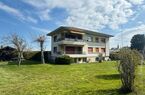 Spacieux appartement 4½ pièces au rez-sup.
dans une petite maison