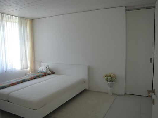 Zimmer mit Ankleide inkl. eingebauter Regale
