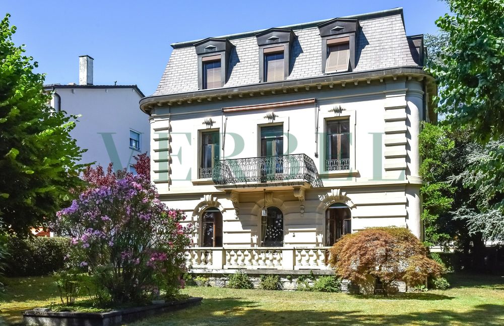 Mansion to renovate with 9.5 rooms and garden