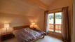 Chalet en finition aux Mosses, bordure ruisseau sans personne devant.