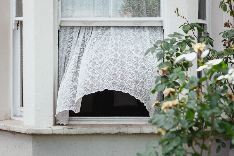 Nous vous conseillons dans la recherche d'un bien immobilier  - Photo de Alistair MacRobert sur Unsplash 