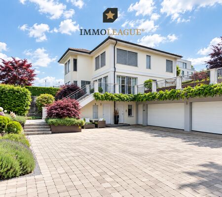 Repräsentative Villa mit gepflegter Gartenanlage und grosszügigem Vorplatz.Repräsentative Villa mit gepflegter Gartenanlage und grosszügigem Vorplatz.