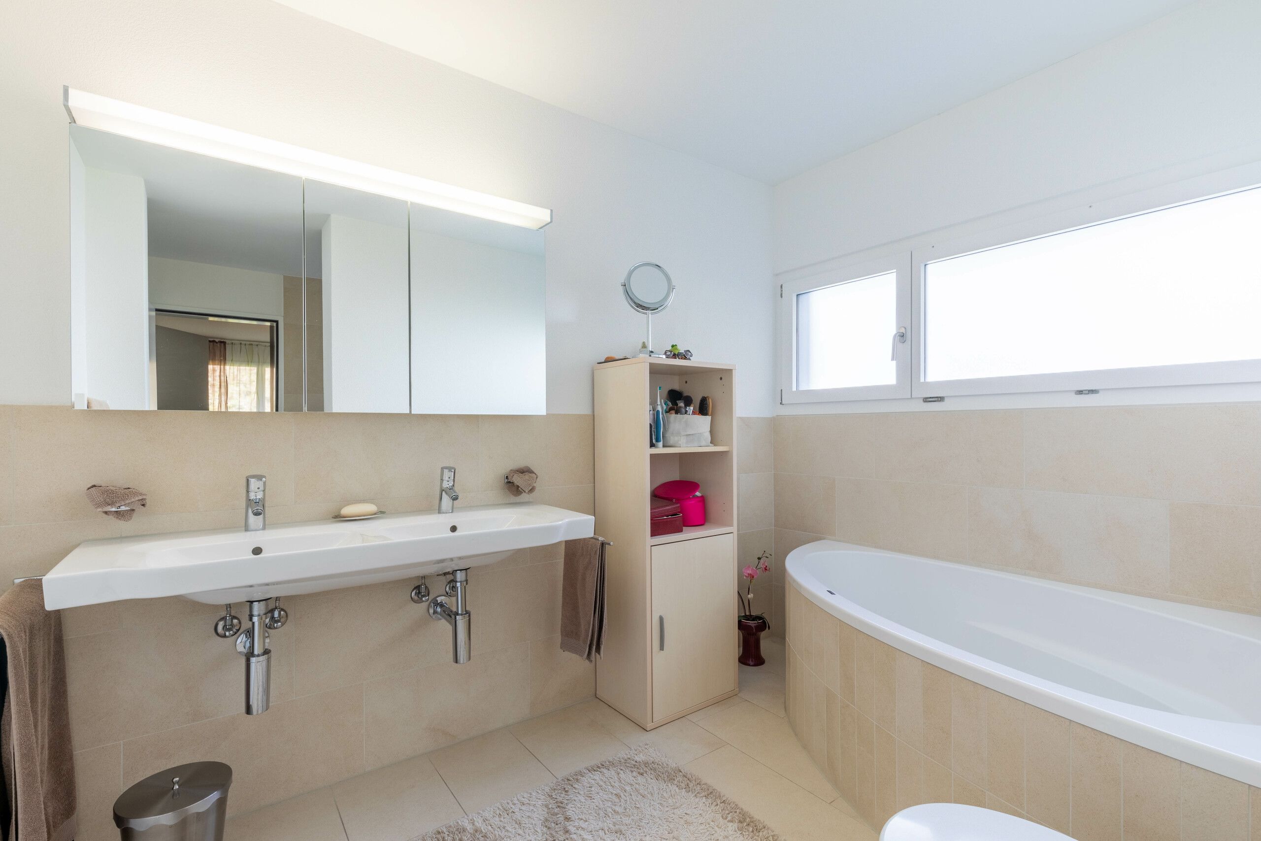 Badezimmer en Suite mit Dusche, Eckbadewanne, Doppellavabo und WC (OG)
