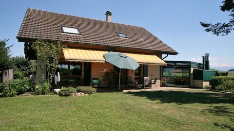 4.5-Zimmer Landhaus mit separatem Atelier
und schöner Gartenanlage